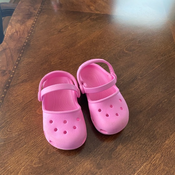 girls pink crocs